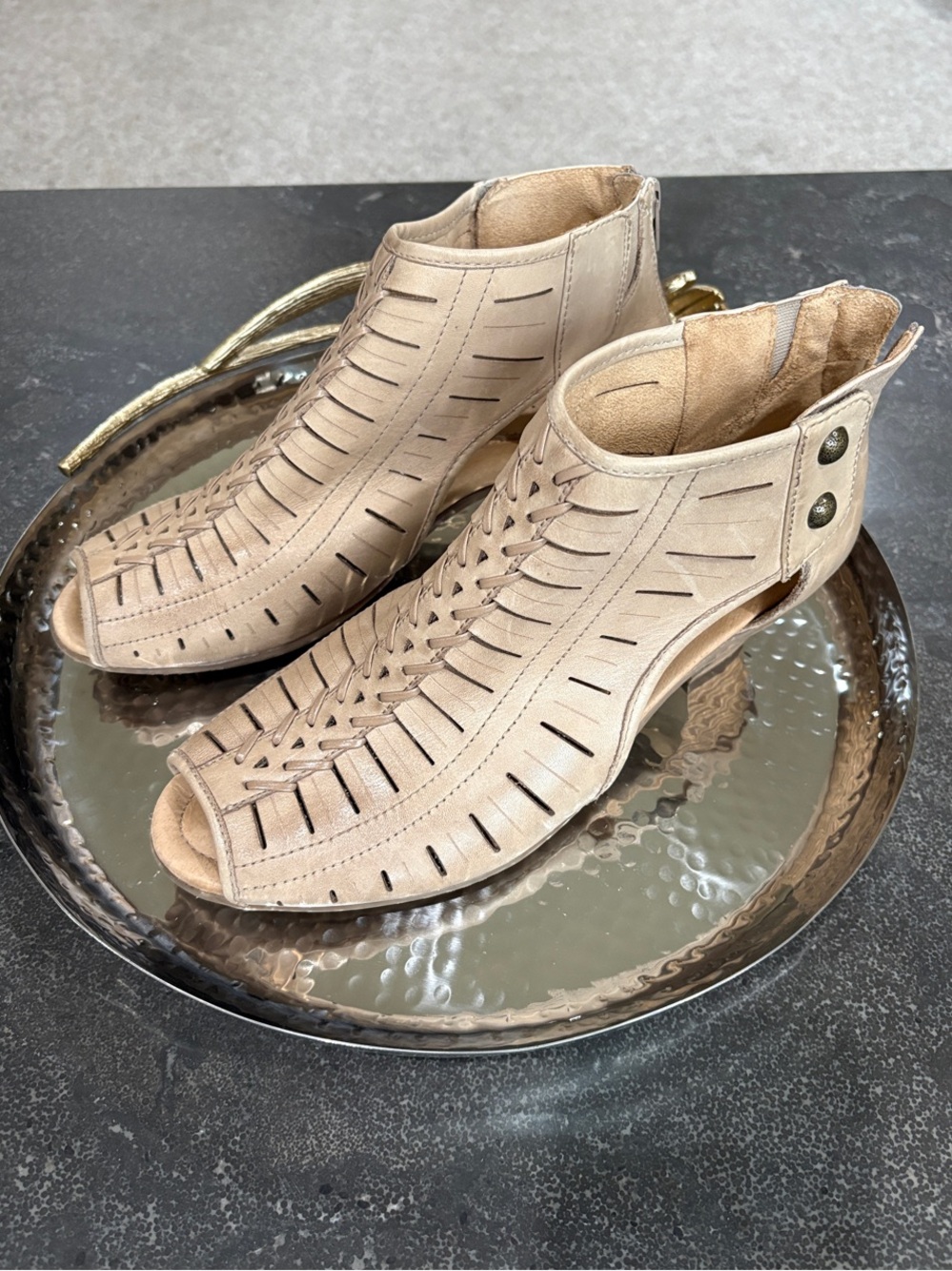 Earth Vicki Size 9 Light Pecan Soft Leather Cutout Peep-Toe Ankle Booties